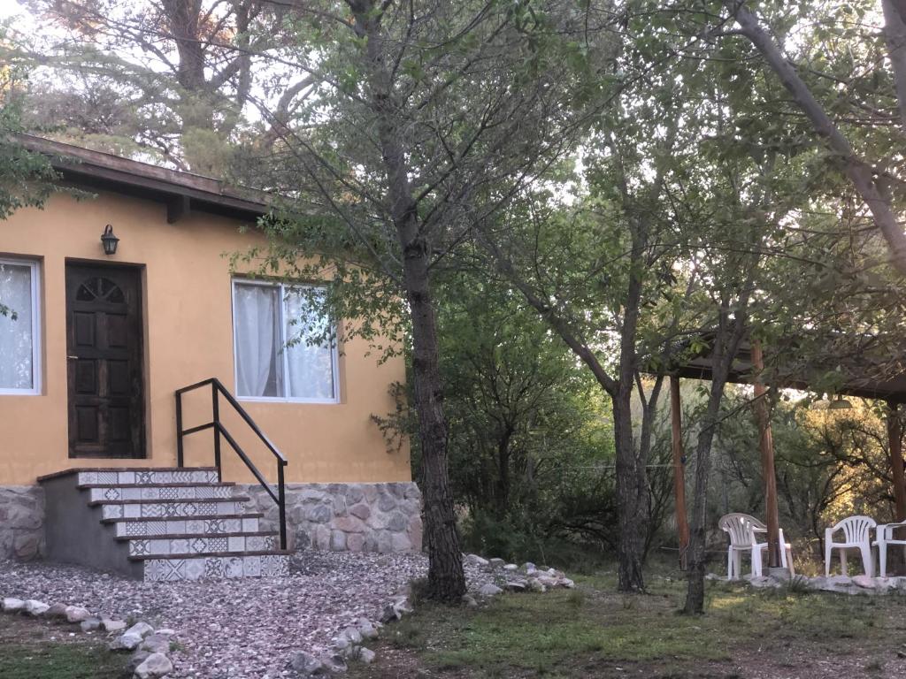 una casa con escaleras, una puerta y árboles en Cabaña Nonna Alma en San Esteban