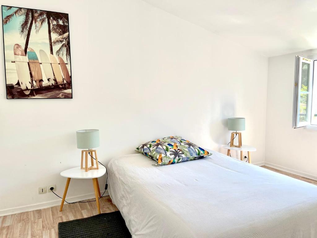 a bedroom with a bed with a pillow and chairs at COUP DE CŒUR - ILE DE RE - Maison 3 chambres in Rivedoux-Plage