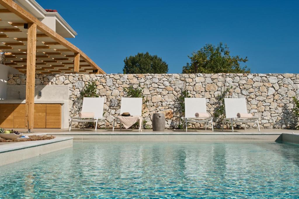 Bazén v ubytování White Nest Villas nebo v jeho okolí