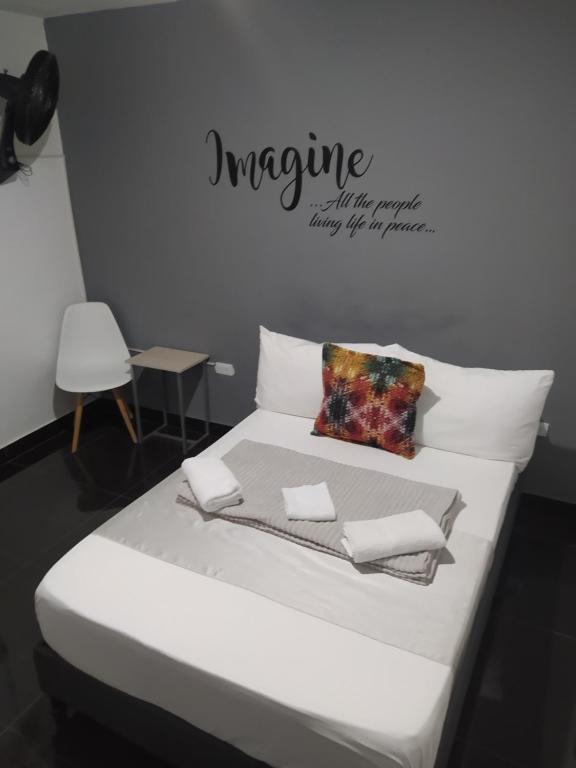 Postel nebo postele na pokoji v ubytování Hotel Aura Medellin