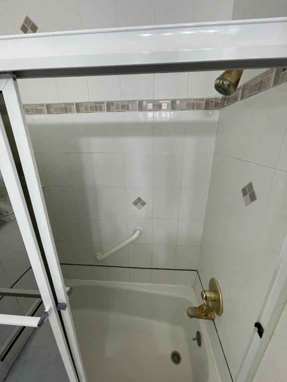 W łazience znajduje się prysznic ze szklanymi drzwiami. w obiekcie Countryside Motel w mieście Fishkill