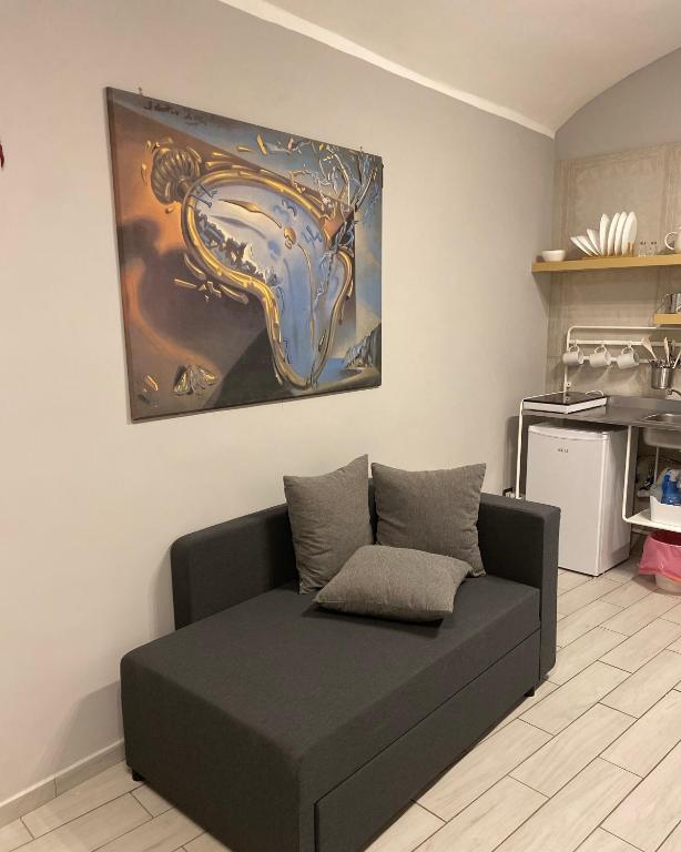 kanapę w salonie z obrazem na ścianie w obiekcie Ropellì Santa Chiara w mieście Neapol
