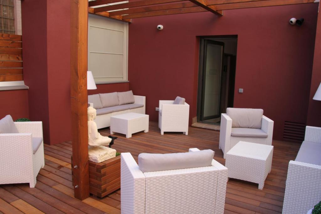 A seating area at Home to Home Barcelona