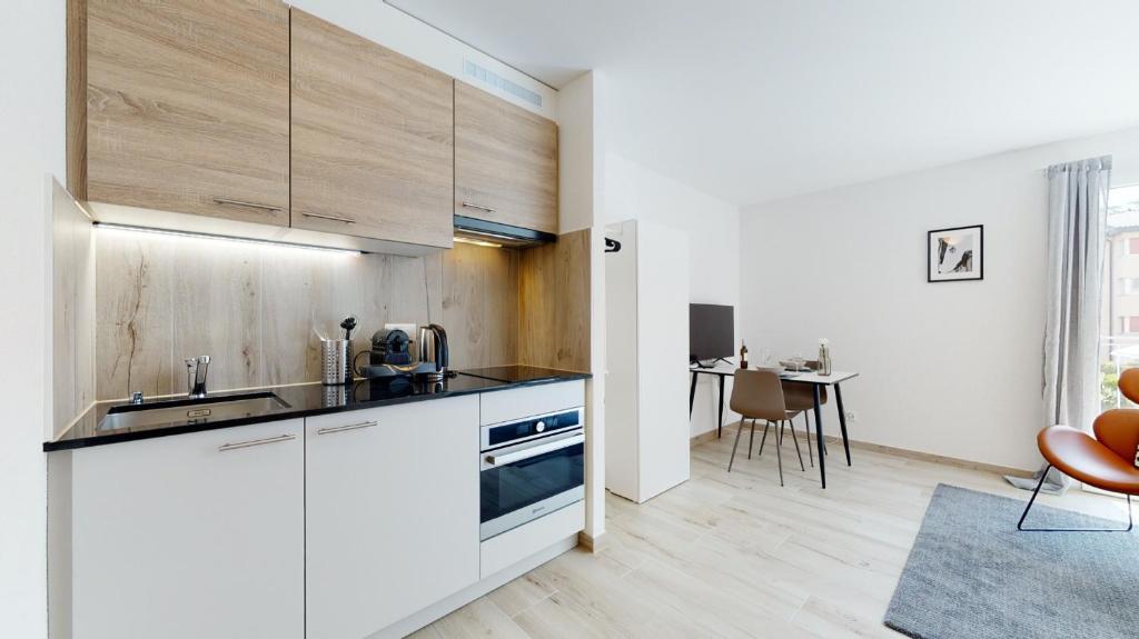 A cozinha ou kitchenette de Nonanteneuf appart hōtel Aigle - contactless check-in