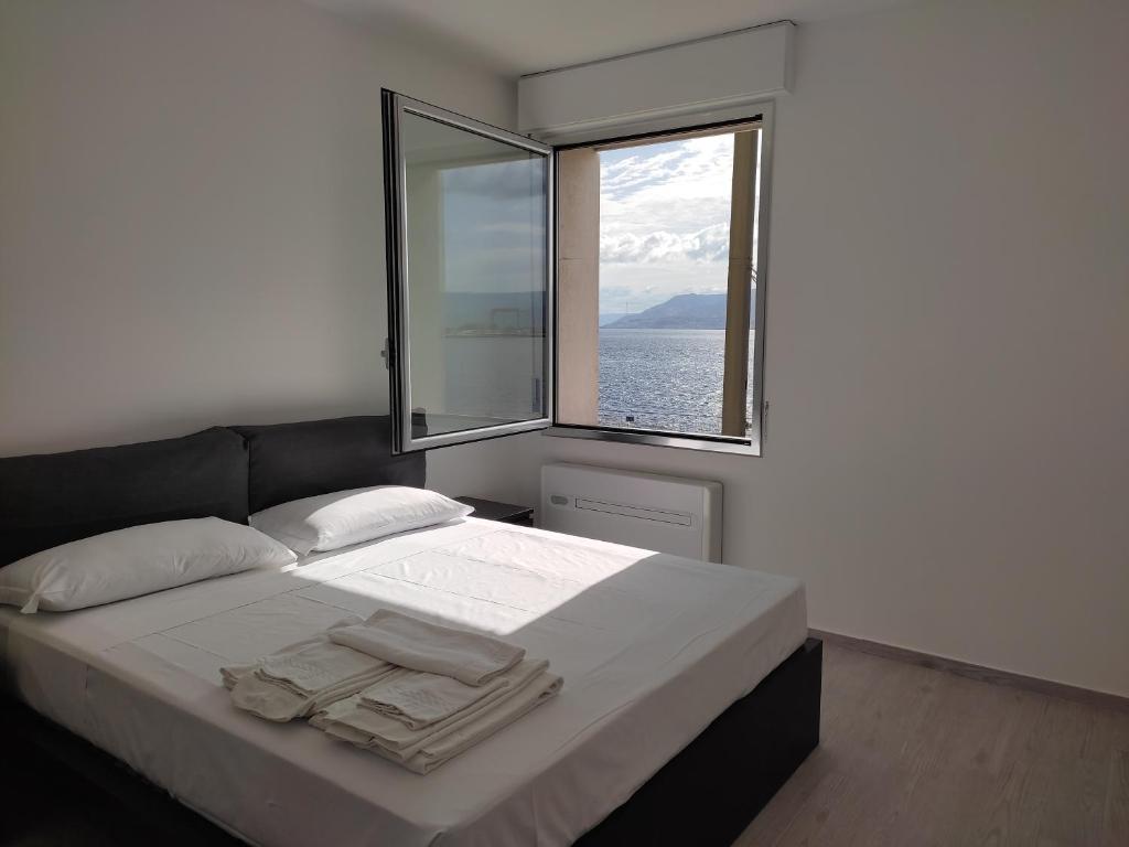 Postel nebo postele na pokoji v ubytování Miti Dello Stretto B&B