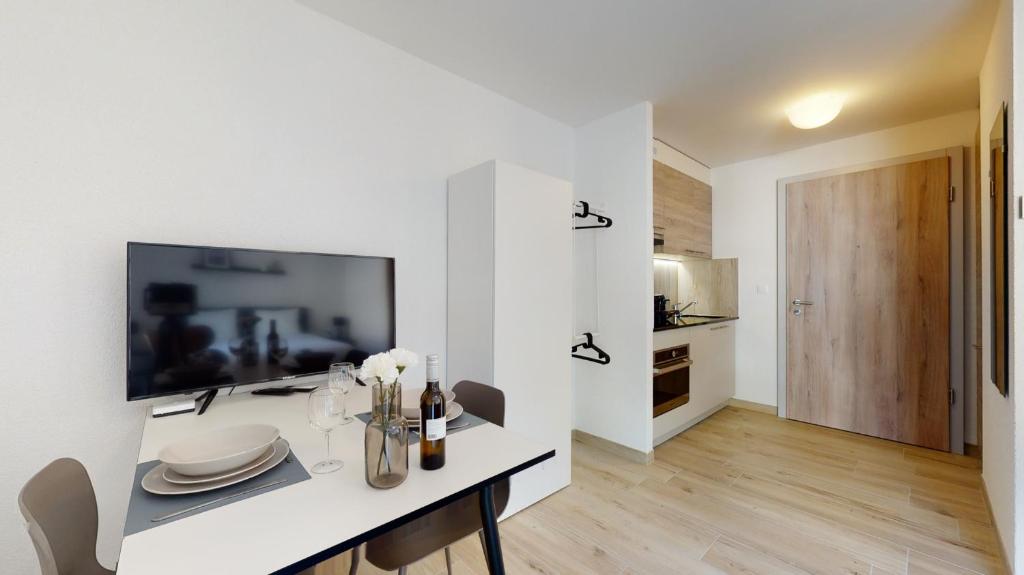 A cozinha ou kitchenette de Nonanteneuf appart hōtel Aigle - contactless check-in