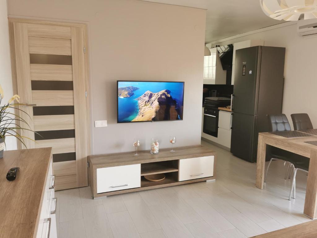 uma sala de estar com televisão na parede em SANTA SUSANNA Sea Dreams Appartement - Bord de mer em Malgrat de Mar