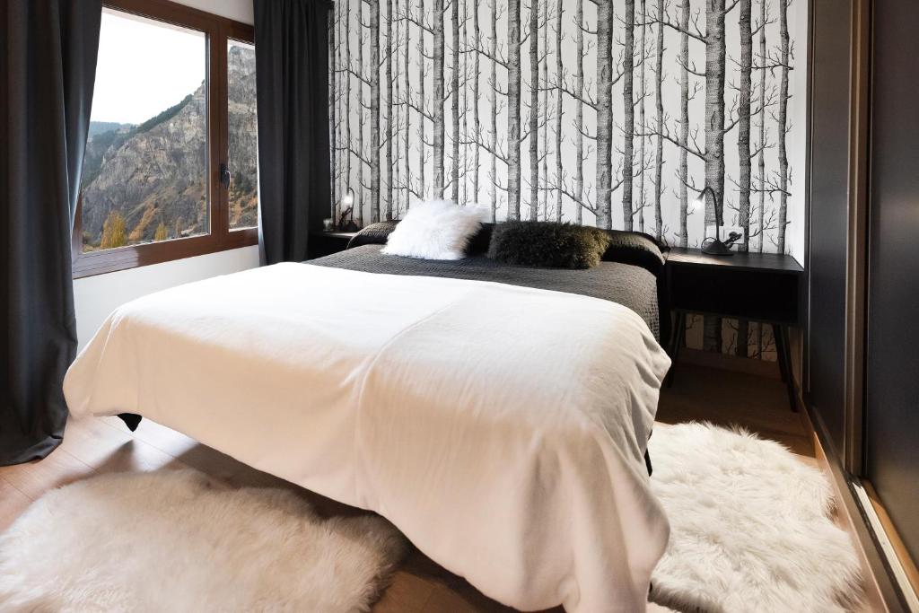 Un pat sau paturi într-o cameră la Apartaments Sant Bernat