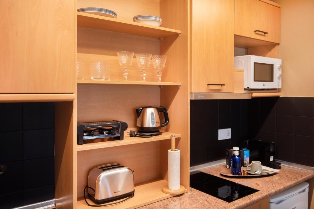 Kuchyň nebo kuchyňský kout v ubytování Apartaments Sant Bernat