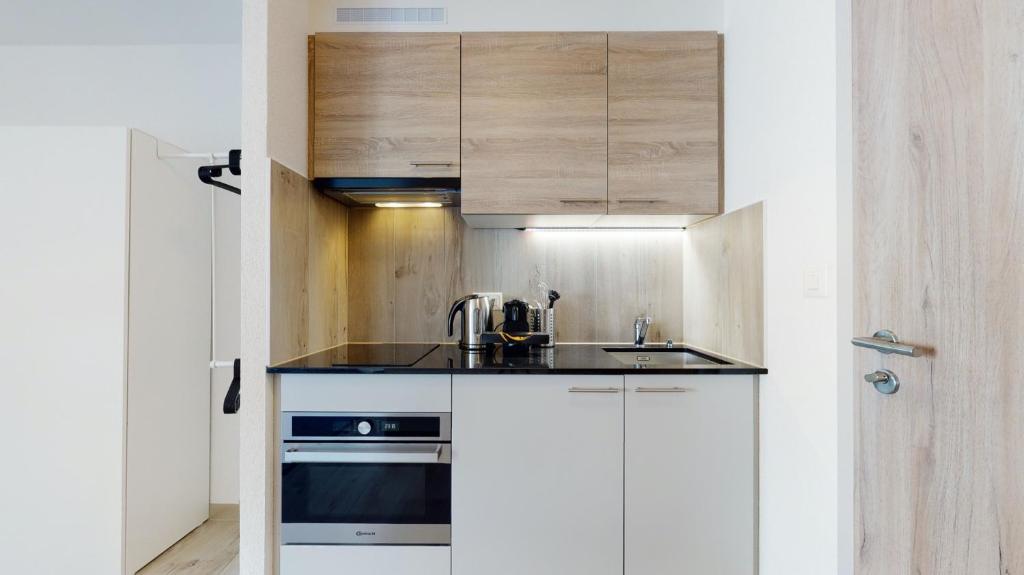 A cozinha ou kitchenette de Nonanteneuf appart hōtel Aigle - contactless check-in