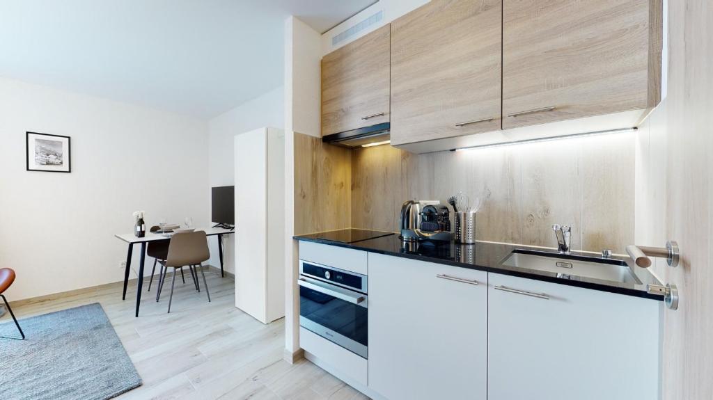 A cozinha ou kitchenette de Nonanteneuf appart hōtel Aigle - contactless check-in