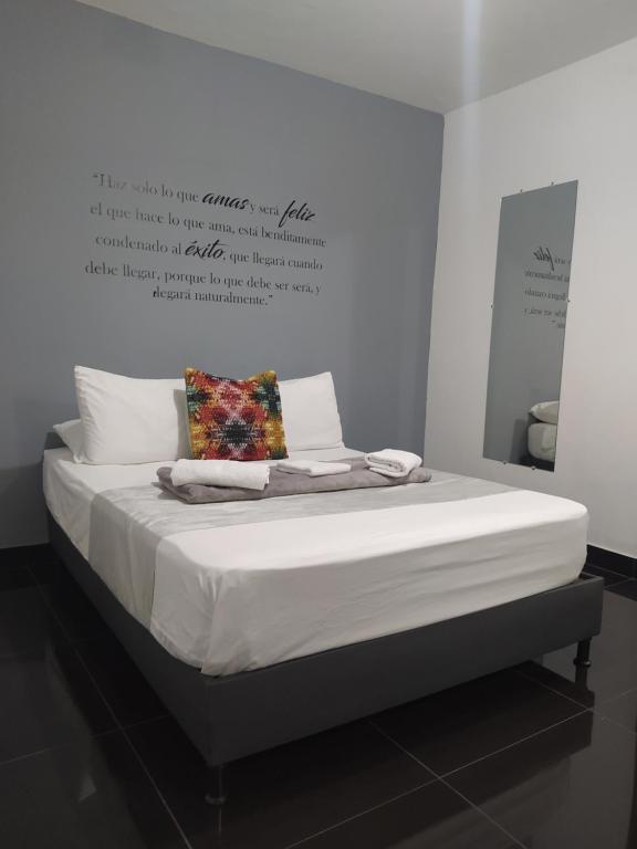 Postel nebo postele na pokoji v ubytování Hotel Aura Medellin