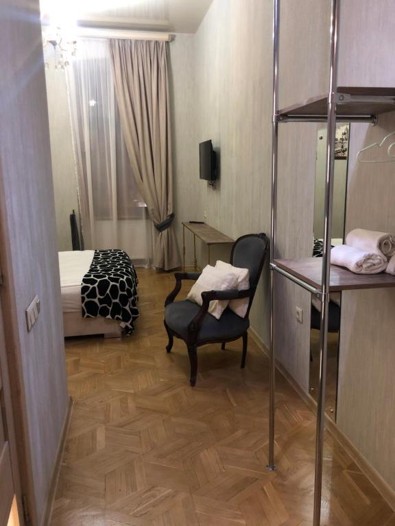 Postel nebo postele na pokoji v ubytování Brickwall Tbilisi-Tbilisi vibe