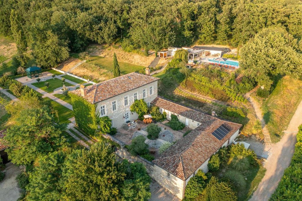 una vista aérea de una casa con piscina en Les Cazettes, en Damiatte