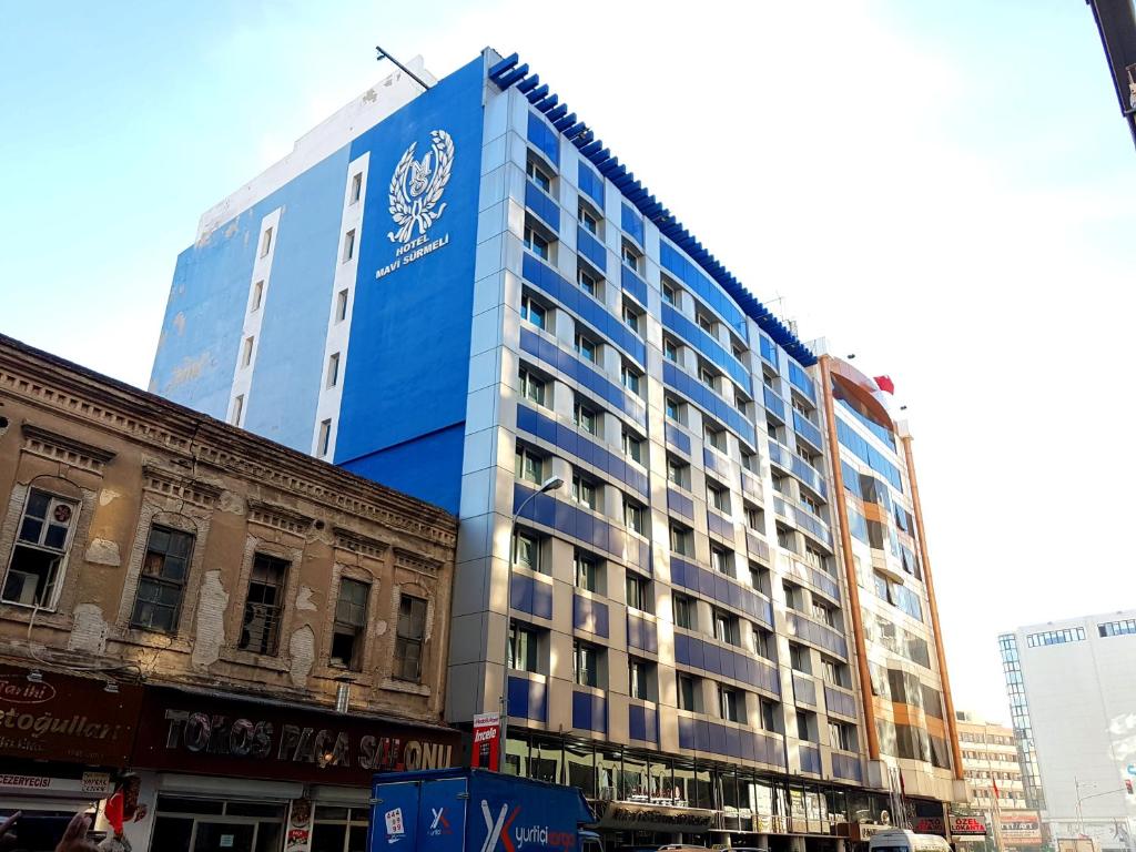 阿達納的住宿－Jura Hotels Mavi Sürmeli Adana，街道边的蓝色建筑