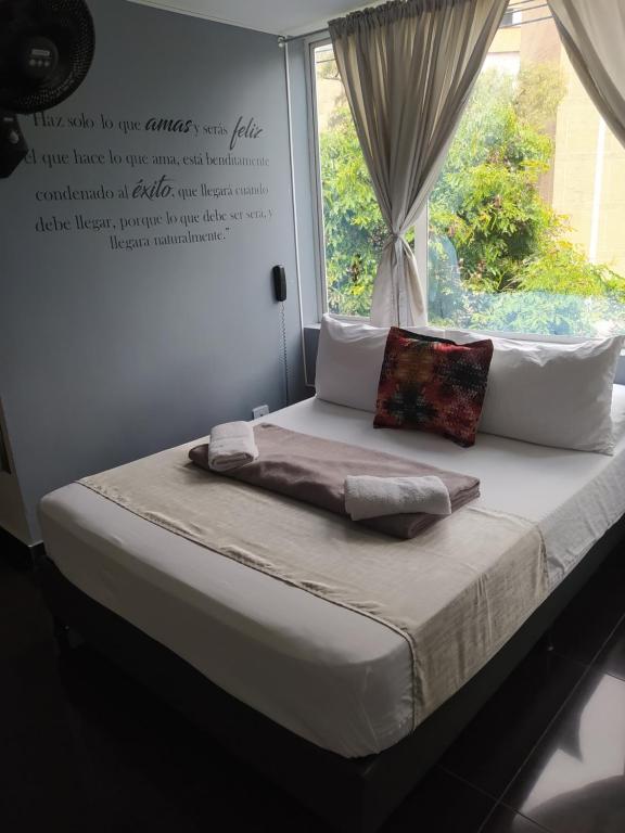 Postel nebo postele na pokoji v ubytování Hotel Aura Medellin