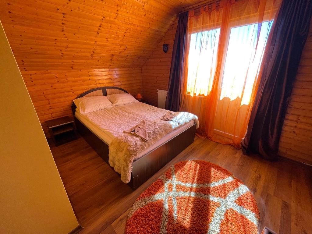 Tempat tidur dalam kamar di Cabana la Razvan
