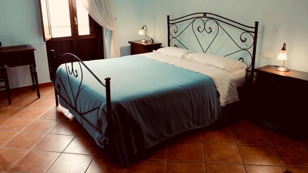 1 dormitorio con 1 cama grande con manta azul en B&B Mela, en Rogiano Gravina