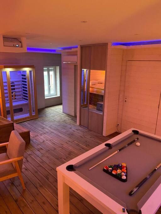 Cette chambre dispose d'une table de billard. dans l'établissement La Vigne d'Aubière 2, à Aubière