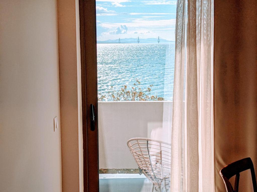O vedere generală la mare sau o vedere la mare
luată din acest hotel