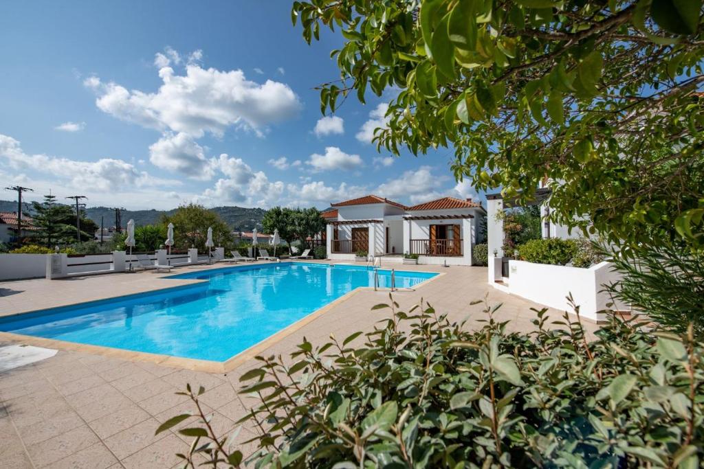 - une piscine dans une villa dans l'établissement Skopelos Summer Homes, à Skopelos