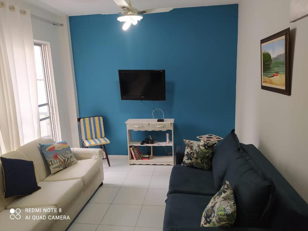 Apartamento da vovó في باليريو كامبوريو: غرفة معيشة مع أريكة والجدار الأزرق