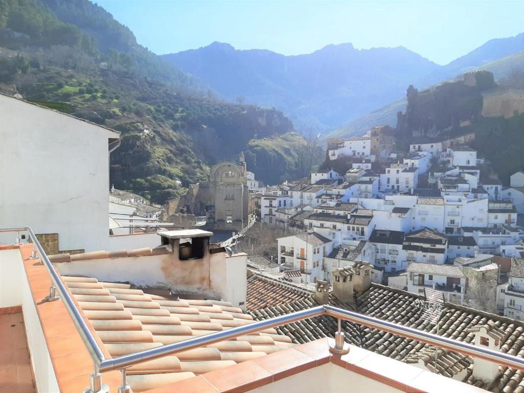 widok na miasto z dachu budynku w obiekcie LA CASA DE LA PINTORA DE CAZORLA,ideal para familias y grupos grandes w mieście Cazorla