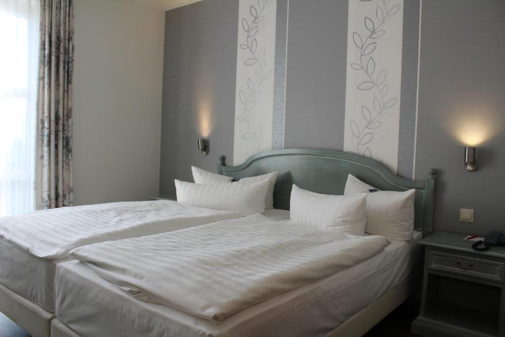 Postel nebo postele na pokoji v ubytování Hotel Residenz Bad Frankenhausen