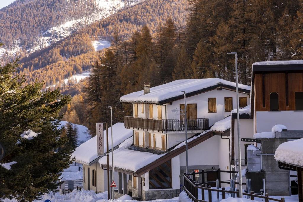 Nespecifikovaný výhled na hory nebo výhled na hory při pohledu z aparthotelu