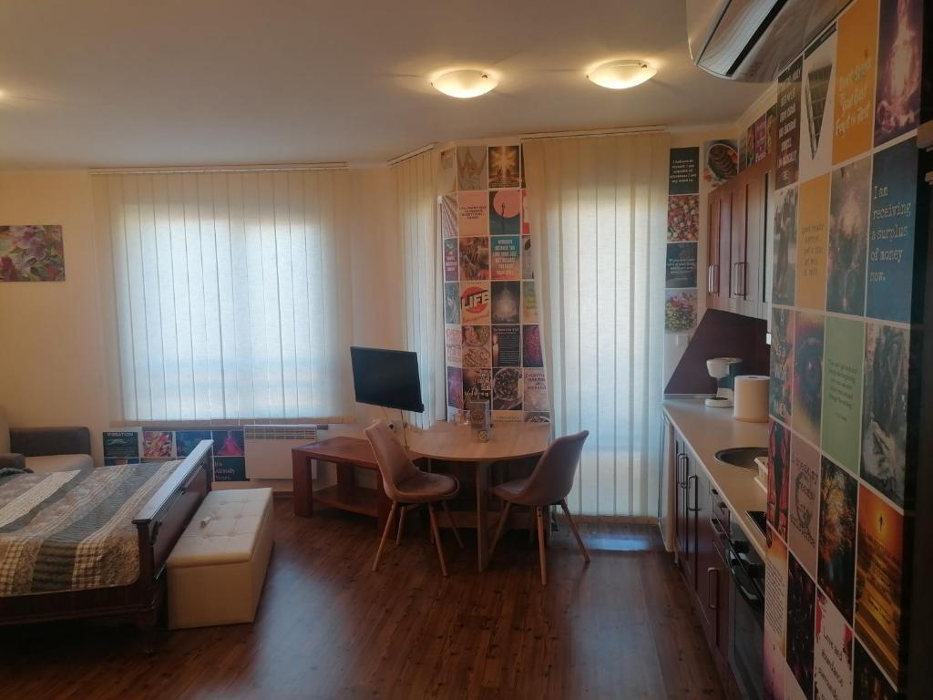 - une chambre avec une table, un lit et un bureau dans l'établissement iVΛVƏV CedarLodge Bansko, à Bansko