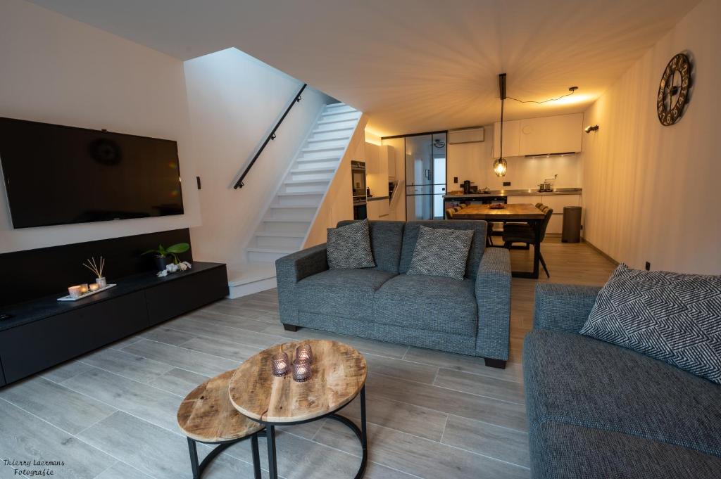 a living room with a couch and a table at Vakantiewoning Xalot in Tongeren