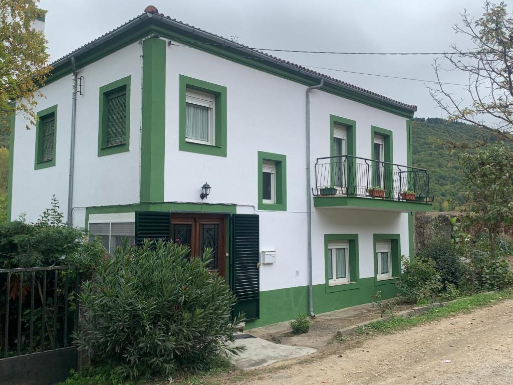 Puerto de BéjarにあるCasa Camino Realの緑の襖付白緑の家