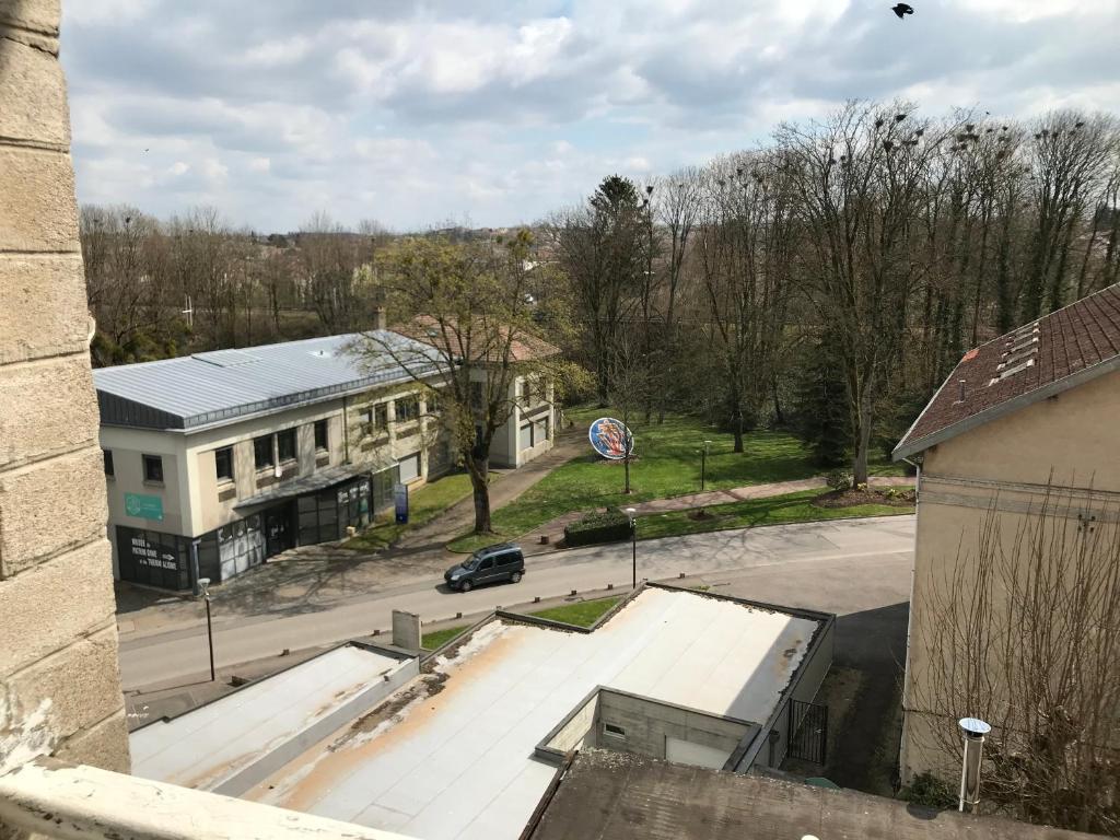 an aerial view of a building and a parking lot at Studio meublé et lumineux 20m2 in Vittel