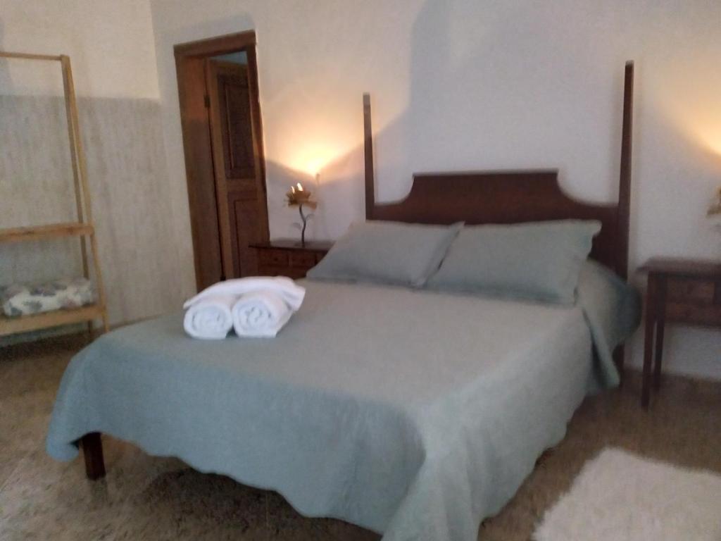 een slaapkamer met een bed met twee handdoeken erop bij casa de mineiro in Tiradentes