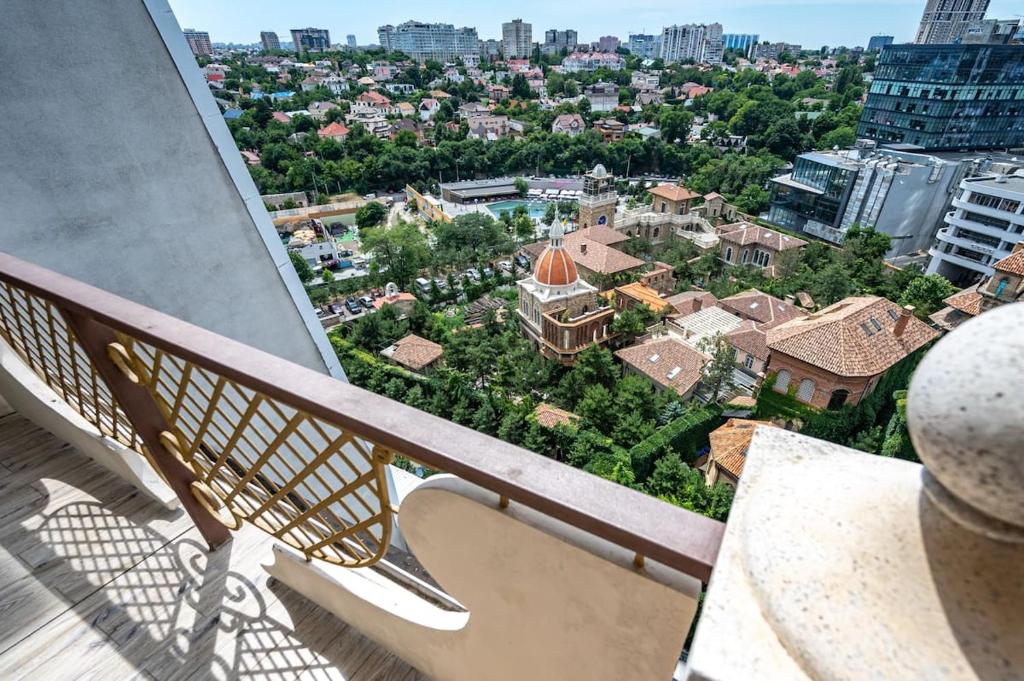 balcón con vistas a la ciudad en Квартира в Аркадийском дворце, en Odessa