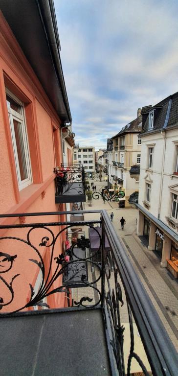 Blick auf eine Straße vom Balkon eines Gebäudes in der Unterkunft Fashion Villa in Bad Nauheim