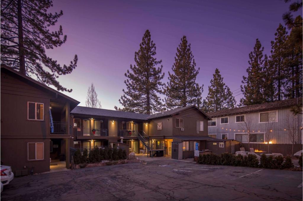 a house with a courtyard at night at Resthaven Tahoe in South Lake Tahoe
