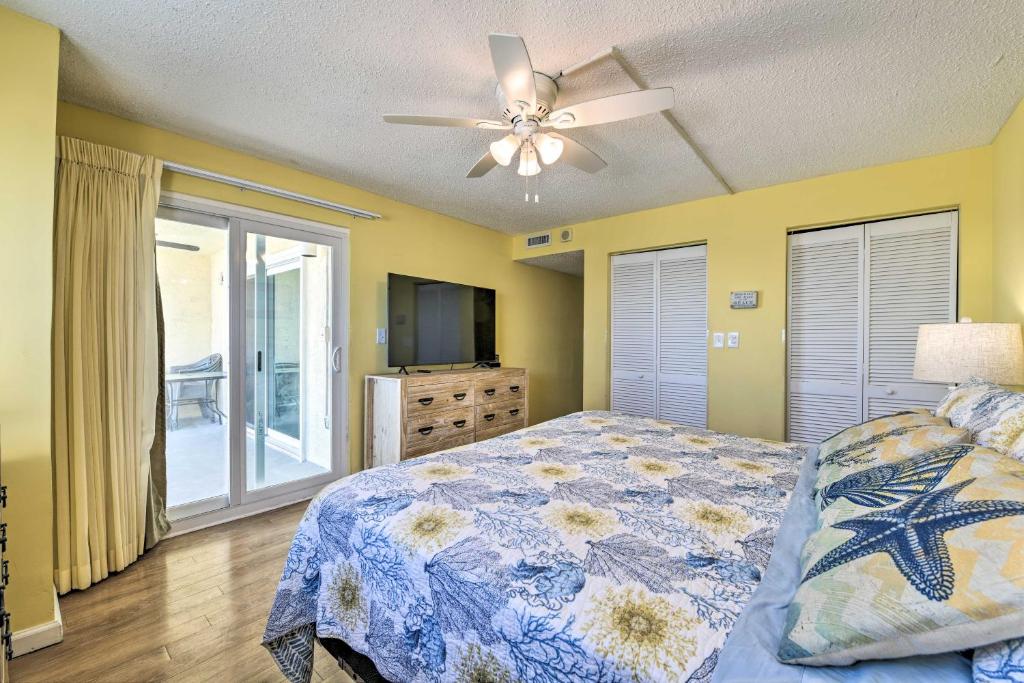 Ein Bett oder Betten in einem Zimmer der Unterkunft Beachfront PCB Escape with Free Beach Chair Services