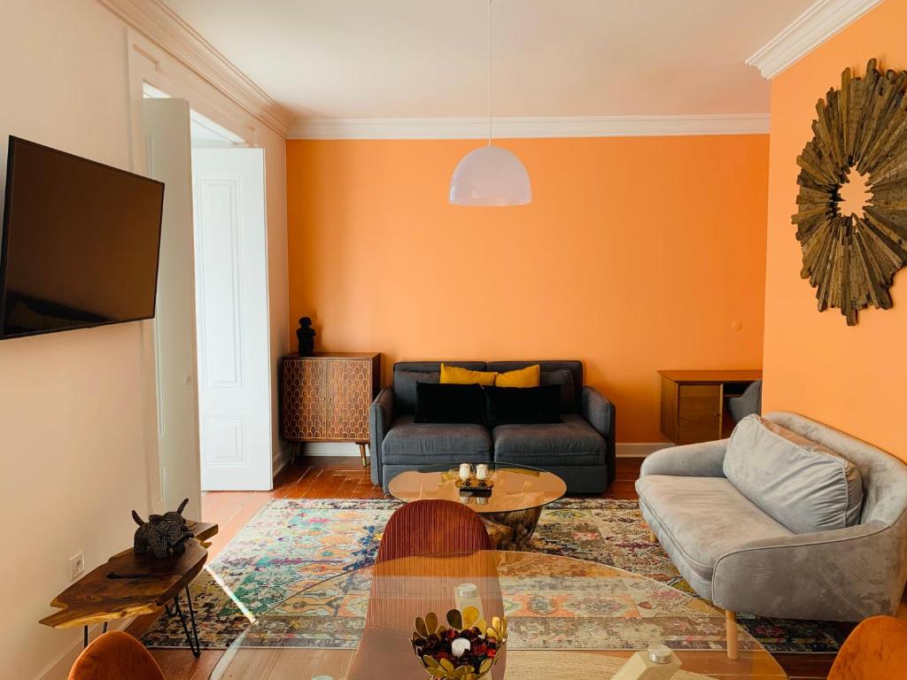 sala de estar con sofá y mesa en Spacious 1 bedroom apartment with a Parking Spot in Chiado, en Lisboa