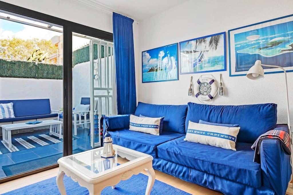 een blauwe bank in een woonkamer met een tafel bij Guayota in Costa Del Silencio