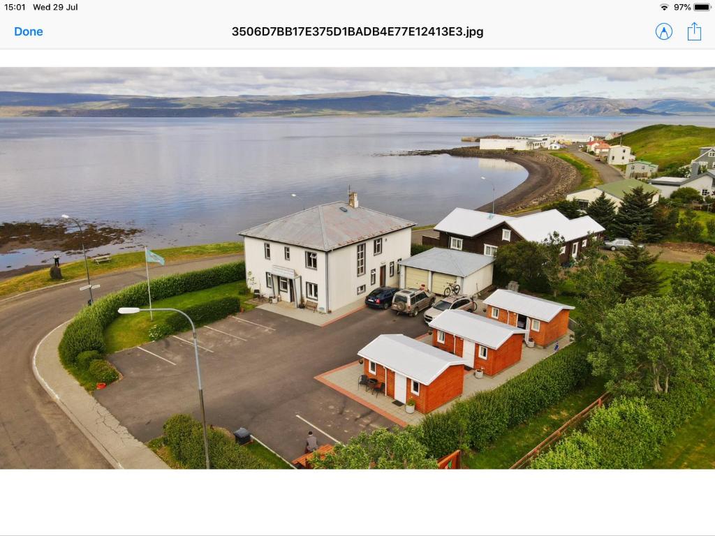 eine Luftansicht eines Hauses neben dem Wasser in der Unterkunft The Castle in Búðardalur
