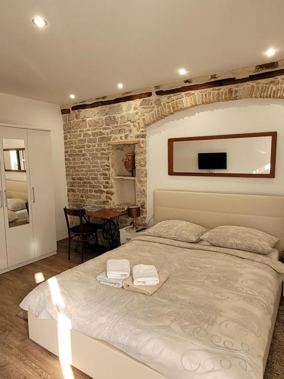 Postel nebo postele na pokoji v ubytování Sebenico Luxury Rooms