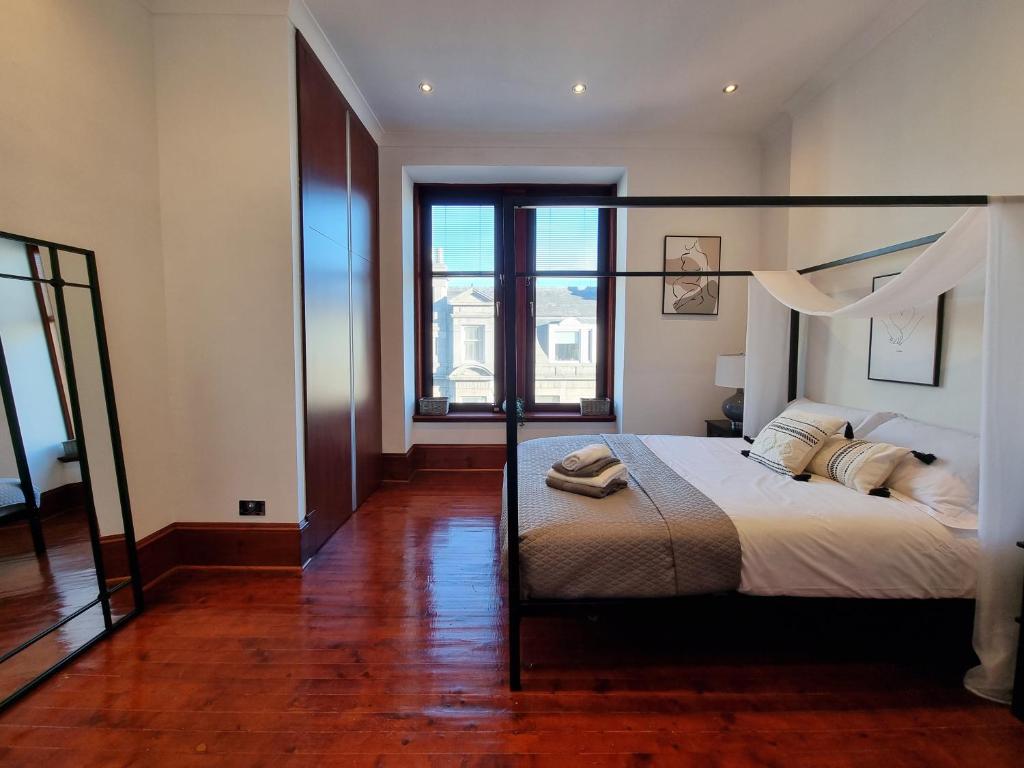 Luxury 2 bedroom city centre apartment with panoramic views and high ...