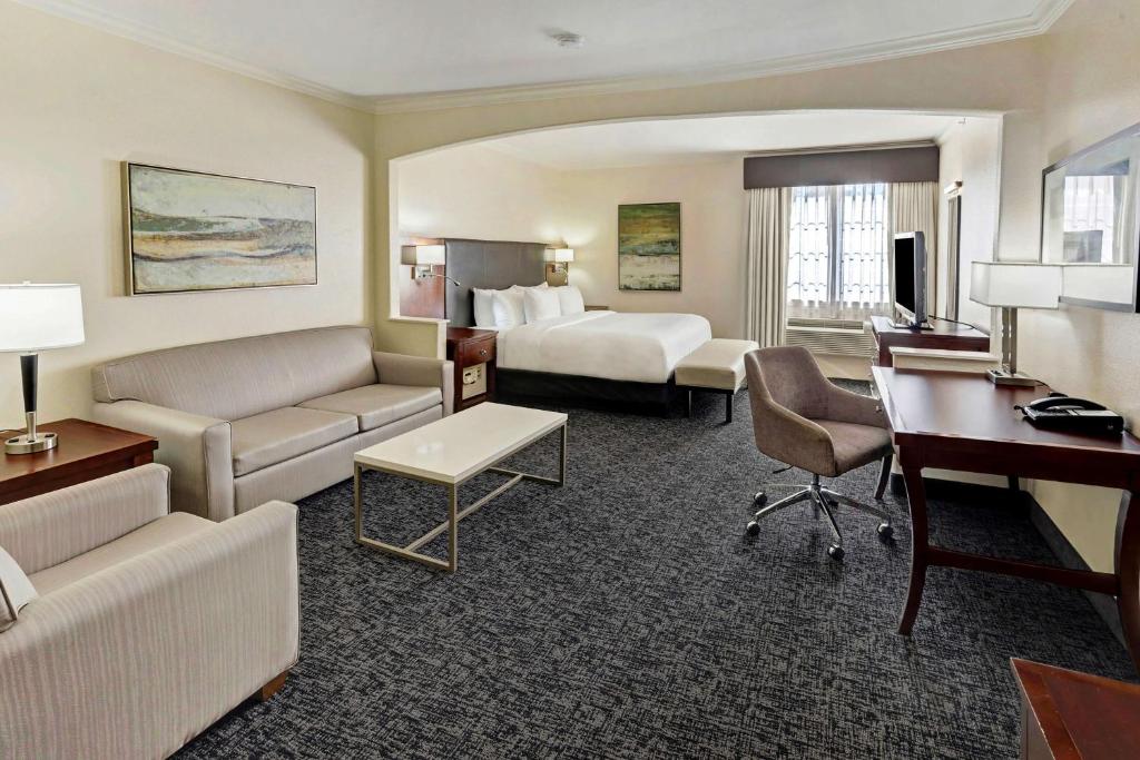 ein Hotelzimmer mit einem Bett und einem Schreibtisch in der Unterkunft Best Western Plus Downtown Inn & Suites in Houston