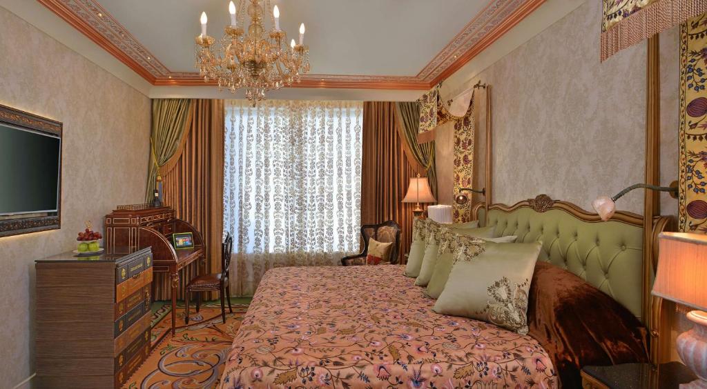 Postel nebo postele na pokoji v ubytování Radisson Blu MBD Hotel Noida