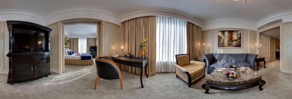 Posezení v ubytování Radisson Blu MBD Hotel Noida