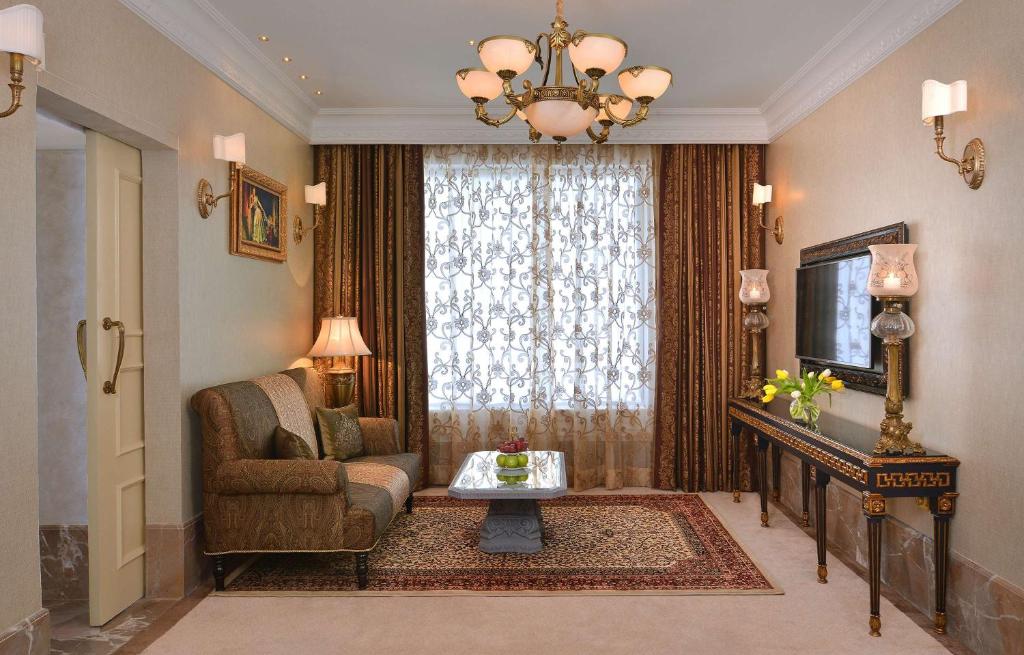 Posezení v ubytování Radisson Blu MBD Hotel Noida