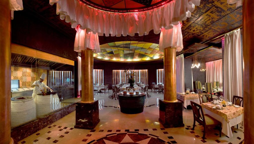 Restaurace v ubytování Radisson Blu MBD Hotel Noida