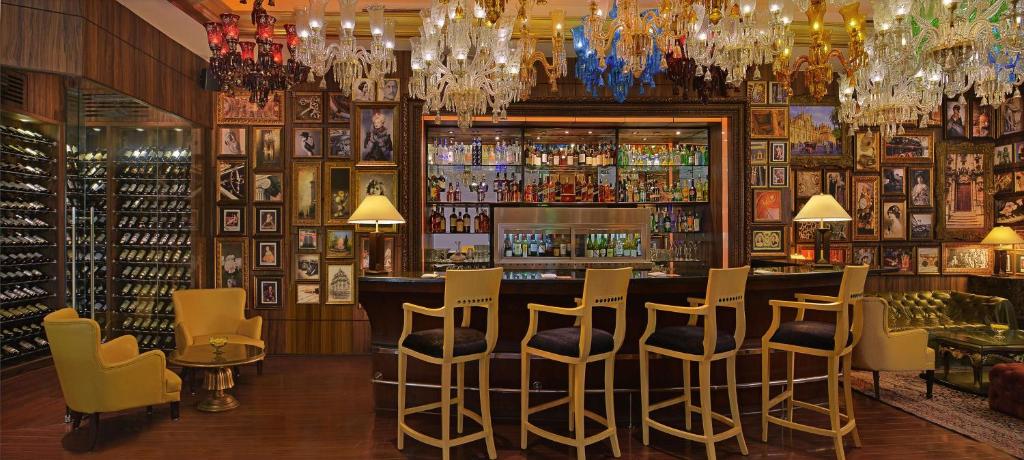 Lounge nebo bar v ubytování Radisson Blu MBD Hotel Noida