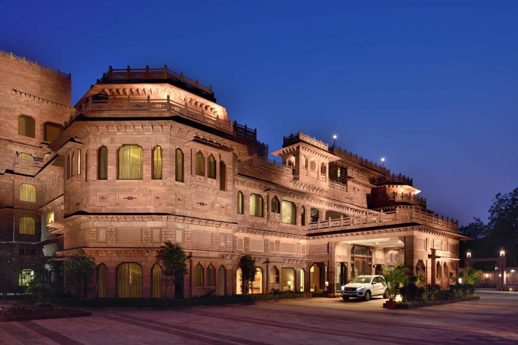 ein Gebäude mit einem davor geparkt in der Unterkunft Radisson Jodhpur in Jodhpur